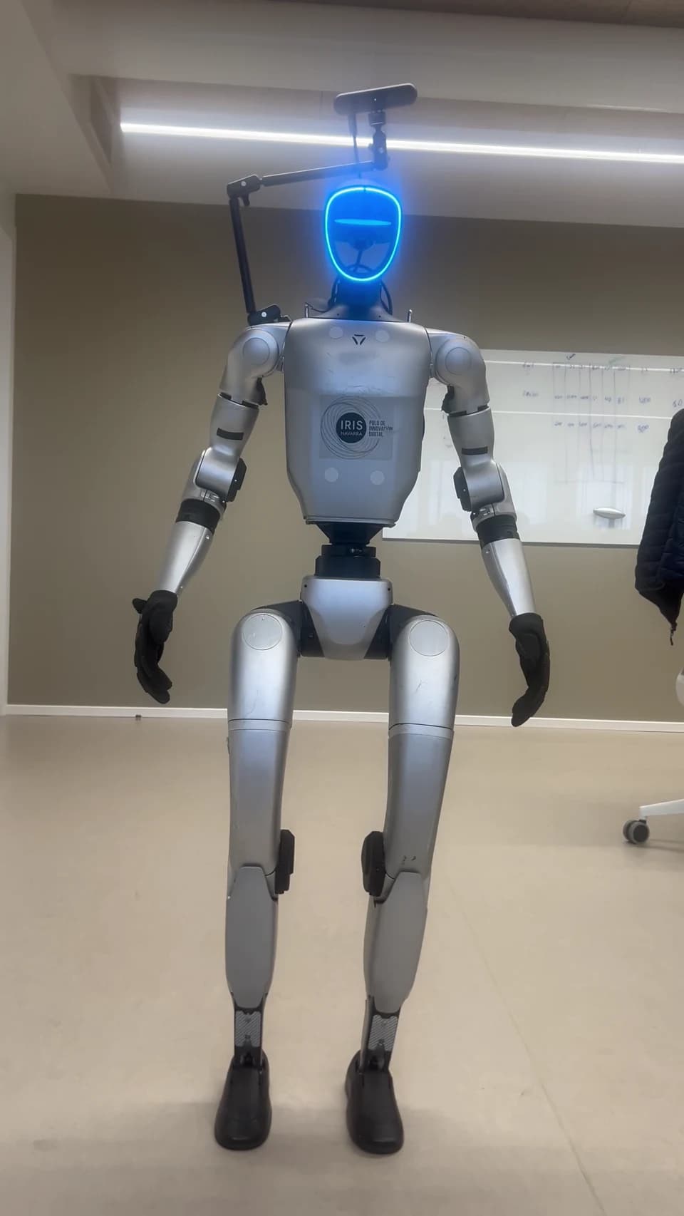 Plataforma de robot humanoide Unitree G1 con sensores integrados y rostro iluminado en azul.